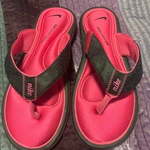 Nike woman’s pink and black casual sandals size 7
